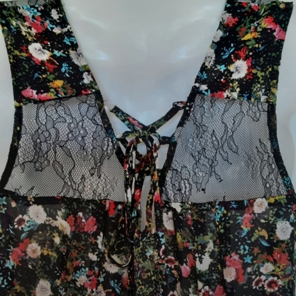 Dex Hi-Low Floral Top with Lace and Tie Back - Picture 3 of 6